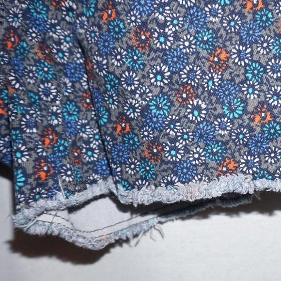 LEVI'S Raw Hem shorts floral print 10 - Picture 4 of 8